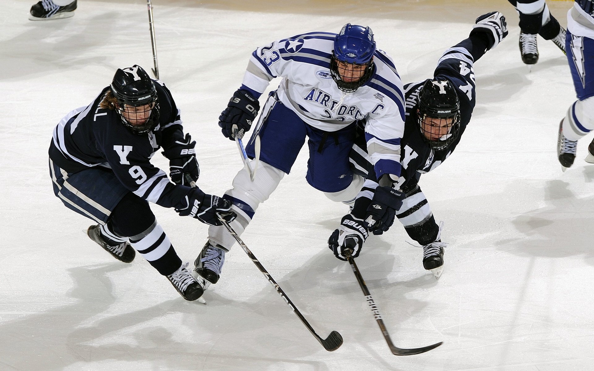 英超“禁手门”：为了阻止升班马冲击前二，裁判在埃弗顿禁区里张开手球判决背后的真相