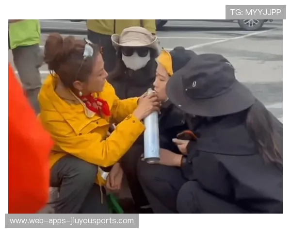 冲浪教练徒手救人登热搜，海滩游客集体致敬